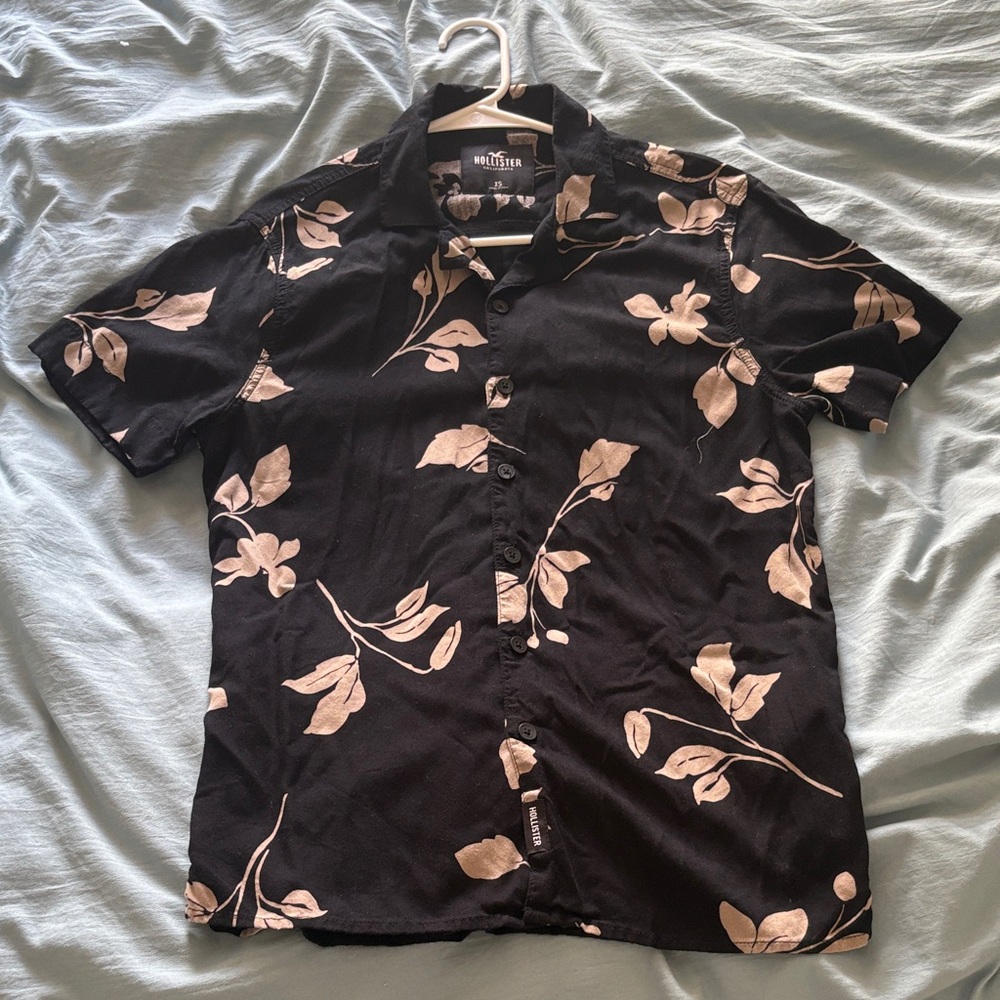 Hollister Black and Tan Floral Button Down Shirt